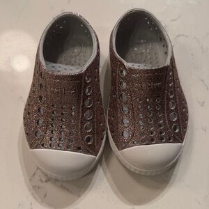 Native Jefferson slip on toddler shoes Size 4